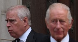 Carlos III inicia los trámites para despojar a su hermano Andrés de sus títulos y de su residencia Carlos III inicia los trámites para despojar a su hermano Andrés de sus títulos y de su residencia