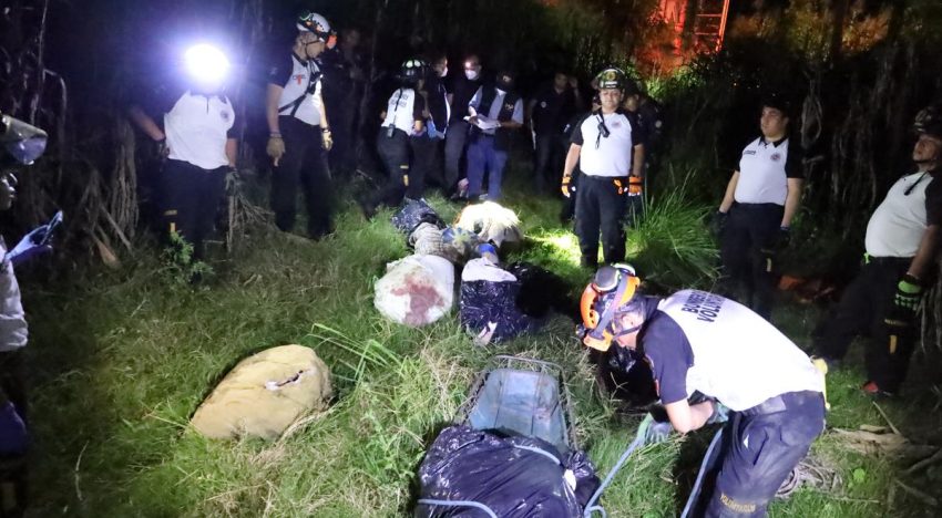 Hallados ocho cadáveres sin identificar en bolsas de plástico bajo un puente en el sur de Guatemala