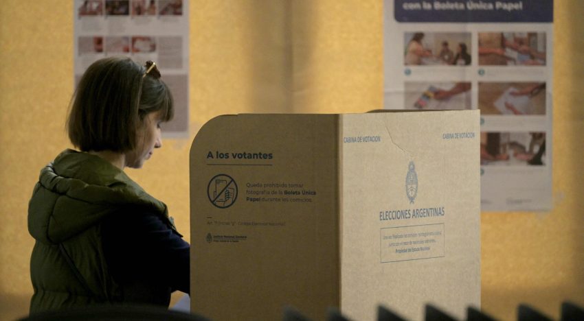 Milei sorprende y se impone en las elecciones legislativas de Argentina con más del 40% de los votos