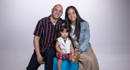 “Ni santos ni perfectos, pero nos dejamos guiar por Dios”: SR Family lleva su testimonio al teatro