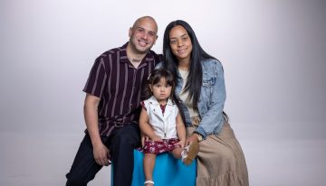 “Ni santos ni perfectos, pero nos dejamos guiar por Dios”: SR Family lleva su testimonio al teatro