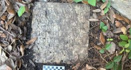 Un matrimonio encuentra una lápida romana del siglo II en su jardín en Nueva Orleans mientras limpiaba