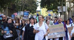 Más de 200 técnicos sanitarios se manifiestan en Barcelona por las condiciones laborales en la segunda jornada de huelga estatal