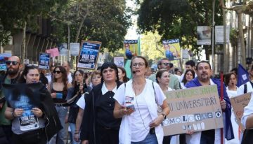 Más de 200 técnicos sanitarios se manifiestan en Barcelona por las condiciones laborales en la segunda jornada de huelga estatal