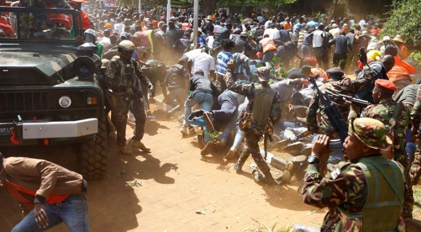 Al menos dos muertos en el tumulto alrededor de la capilla ardiente del opositor keniano Raila Odinga