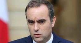 El primer ministro francés anuncia su nuevo gobierno, sobre el que ya se cierne la amenaza de una moción de censura