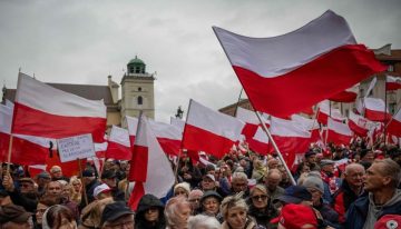 La oposición nacionalista polaca moviliza a miles de manifestantes contra Donald Tusk