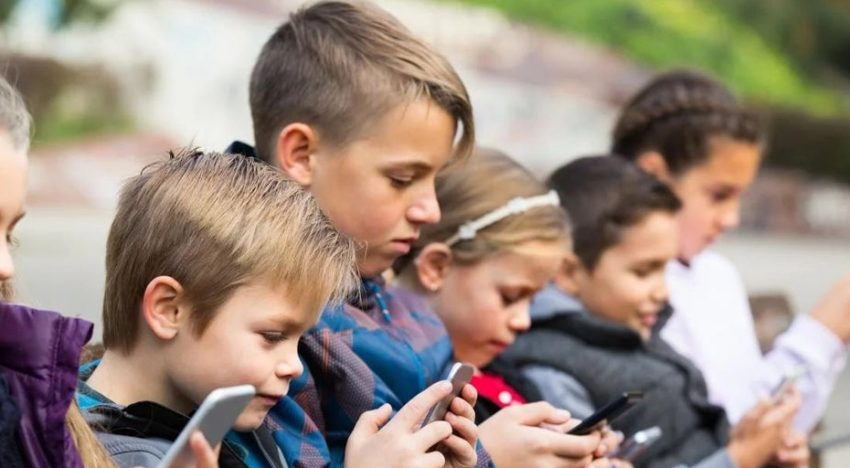 El Parlamento Europeo pide una edad mínima de 13 años para acceder a las redes sociales