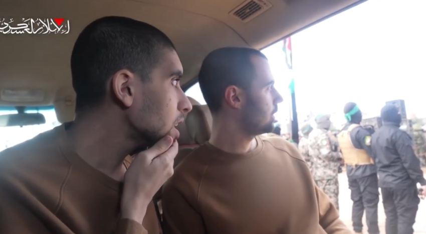 De la guardería al cautiverio juntos: los amigos secuestrados sobre los que Hamás volcó su tortura psicológica se reencuentran en Israel