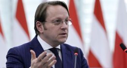 Los eurodiputados piden la suspensión del comisario Várhelyi mientras se aclara el caso de espionaje húngaro