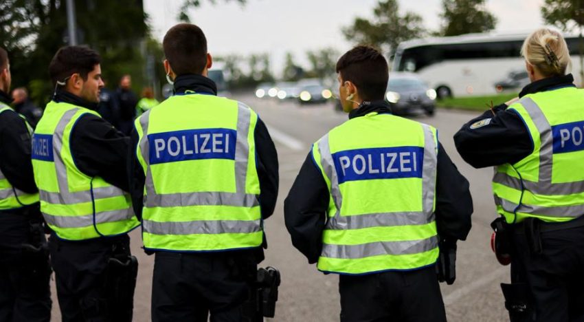 Detenido un hombre por animar a matar a políticos alemanes, como Merkel y Scholz