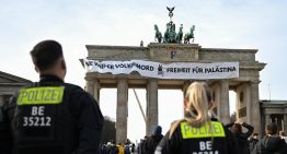 Detenidas seis personas por colocar una pancarta en la Puerta de Brandenburgo para denunciar el «genocidio» en Gaza