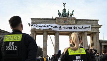 Detenidas seis personas por colocar una pancarta en la Puerta de Brandenburgo para denunciar el «genocidio» en Gaza