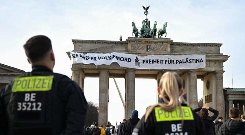 Detenidas seis personas por colocar una pancarta en la Puerta de Brandenburgo para denunciar el «genocidio» en Gaza