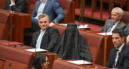 Suspendida durante una semana la parlamentaria conservadora australina que entró en el Senado con un burka