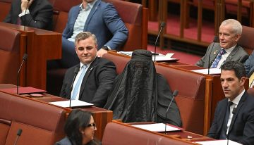 Suspendida durante una semana la parlamentaria conservadora australina que entró en el Senado con un burka