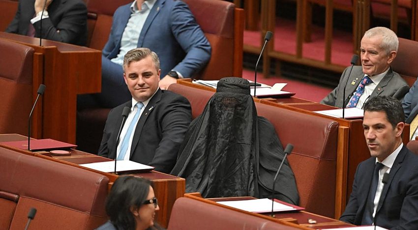Suspendida durante una semana la parlamentaria conservadora australina que entró en el Senado con un burka