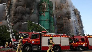 Un incendio devora un complejo de rascacielos en Hong Kong: 13 muertos, 15 heridos y siete personas atrapadas