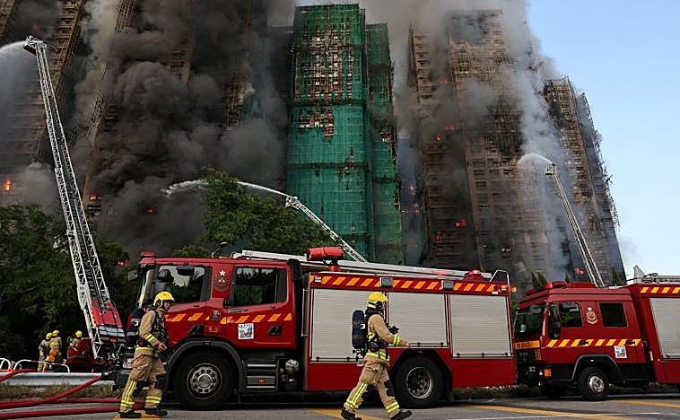 Un incendio devora un complejo de rascacielos en Hong Kong: 13 muertos, 15 heridos y siete personas atrapadas