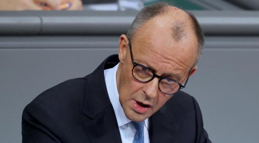 Merz, en sus horas más bajas mientras se debate el presupuesto de 2026 en el Parlamento alemán