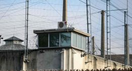 Dos presos protagonizan una fuga de película en una cárcel francesa: serraron los barrotes de su celda y se descolgaron con sábanas