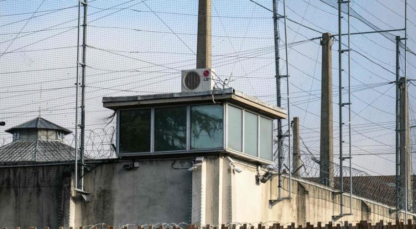Dos presos protagonizan una fuga de película en una cárcel francesa: serraron los barrotes de su celda y se descolgaron con sábanas