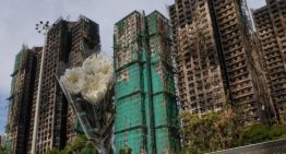 Tratan de rescatar a un centenar de atrapados en los rascacielos del incendio de Hong Kong, que deja ya 128 muertos