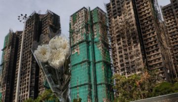 Tratan de rescatar a un centenar de atrapados en los rascacielos del incendio de Hong Kong, que deja ya 128 muertos