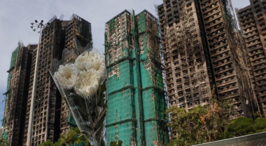 Tratan de rescatar a un centenar de atrapados en los rascacielos del incendio de Hong Kong, que deja ya 128 muertos