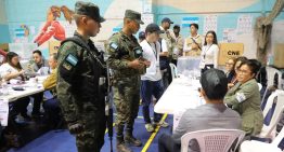 Máxima tensión en Honduras: grupos oficialistas irrumpen en centros y tratan de ocultar el recuento