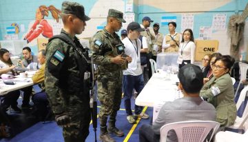 Máxima tensión en Honduras: grupos oficialistas irrumpen en centros y tratan de ocultar el recuento