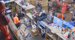 Un ladrón simula ayudar a un empleado que sufría un infarto y roba casi 1.000 euros en una licorería de Portland en EE.UU.