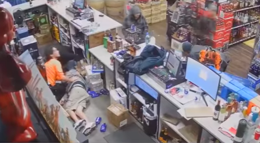 Un ladrón simula ayudar a un empleado que sufría un infarto y roba casi 1.000 euros en una licorería de Portland en EE.UU.