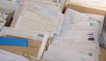 De giros postales para la cantina a Biblias: Sarkozy recibe cientos de cartas y regalos de simpatizantes al día en prisión