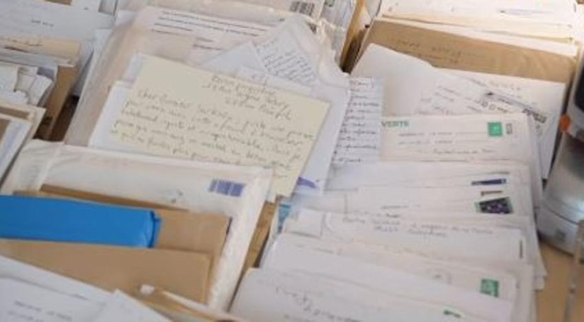 De giros postales para la cantina a Biblias: Sarkozy recibe cientos de cartas y regalos de simpatizantes al día en prisión