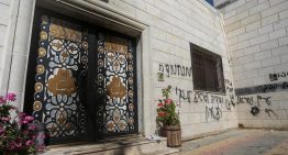 Colonos israelíes atacan e incendian una mezquita en el centro de Cisjordania