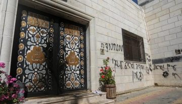 Colonos israelíes atacan e incendian una mezquita en el centro de Cisjordania