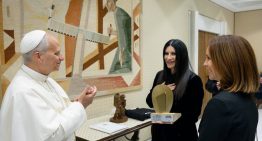 Laura Pausini le regala la única copia de un tema inédito al papa León XIV