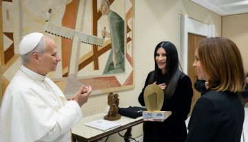 Laura Pausini le regala la única copia de un tema inédito al papa León XIV