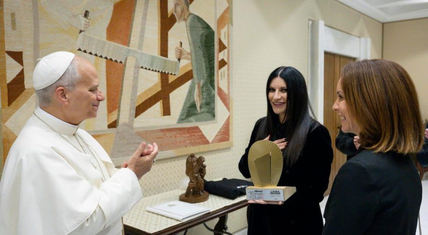 Laura Pausini le regala la única copia de un tema inédito al papa León XIV