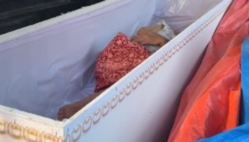 Una mujer dada por muerta despierta dentro de su ataúd al ser trasladada al horno crematorio