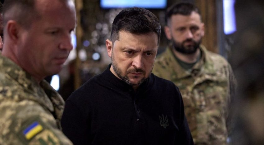 Zelenski se planta en el frente para reafirmar su liderazgo ante el avance ruso y los casos de corrupción