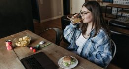 Hambre emocional, cuando comer sirve para regular lo que sentimos: «Pensaba que llenando el estómago, llenaba mi vacío»