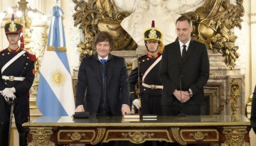 Manuel Adorni toma posesión como jefe de Gobierno de Milei en medio de una polémica con Macri