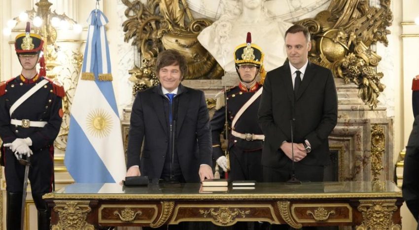 Manuel Adorni toma posesión como jefe de Gobierno de Milei en medio de una polémica con Macri
