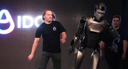 Presentan al primer robot humanoide ruso y acaba estrellándose y roto