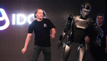 Presentan al primer robot humanoide ruso y acaba estrellándose y roto