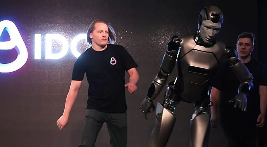 Presentan al primer robot humanoide ruso y acaba estrellándose y roto