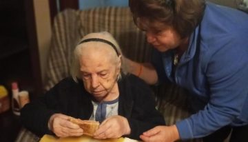 Cuidar a padres e hijos: el desafío diario de la generación sándwich