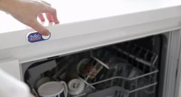 El consejo de los pediatras para evitar riesgos con los detergentes de lavavajillas: «Enjuagar con agua y evitar productos irritantes»